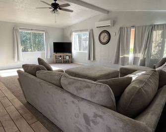 8.4 Miles From Sequoia National Park - Three Rivers - Sala de estar