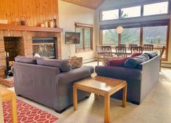 W4 Comfortable and spacious Bretton Woods condo with ski slope views, fireplace and fast wifi! - Jefferson - Soggiorno
