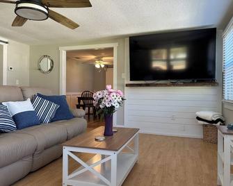 St Johns River Retreat - Crescent City - Sala de estar