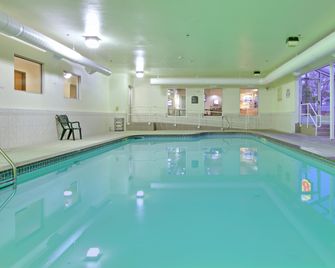 Holiday Inn Express & Suites El Dorado By IHG - El Dorado - Zwembad