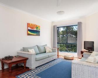 Mortimer - Rainbow Beach - Living room