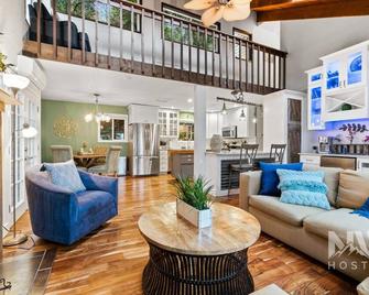 Luxury Home—Hot Tub, Fire Table, Office, Stunning Lake Views, 15 Miles to Silverwood, 2 to Beach! - Hayden - Sala de estar