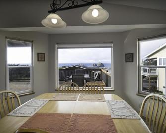 Perched high above the waves with breathtaking views, and beach access close by - Oceanside - Dining room