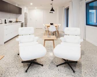 Dungarvon Street Apartments - Wanaka - Living room