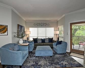 Clearwater Condo at Inverness - New Braunfels - Living room