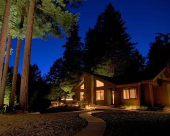 Luxury Redwoods Estate Compound w/ Hot Tub and Fire Pit - Cazadero - Edificio
