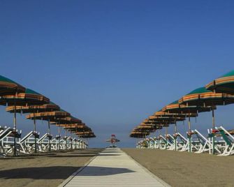 Holiday Home Mauro by Interhome - Marina Di Pietrasanta - Plage