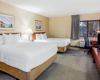 Queen Room With Two Queen Beds Non-Smoking - La Crosse - Bedroom