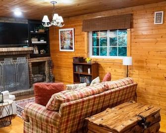 Secluded 3br 1ba Cabin For Cozy Living - Smithville - Living room