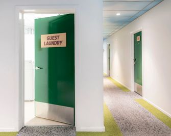 At the Right Place - כרייסטצ'רץ' - מסדרון