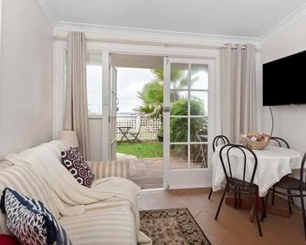 Direct Beachfront Paradise Retreat - The Coachhouse - Narrabeen - Wohnzimmer