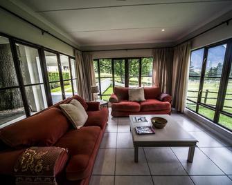 High Season Farm Luxury Cottages - Hermanus - Living room