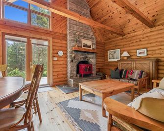 Stonewood - Private Shoreline Log Cabin - Cape Chin North - Sala de estar