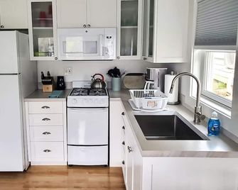 2 Bedroom Hamptons Waterfront Cottage Rental - Hampton Bays - Küche