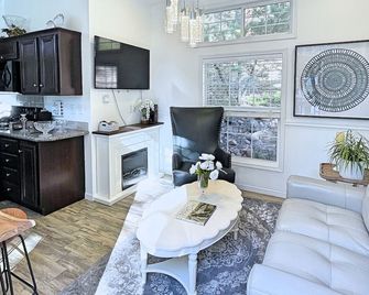 Boutique Tiny Home! Hot Tub near Pikes Peak - Colorado Springs - Living room