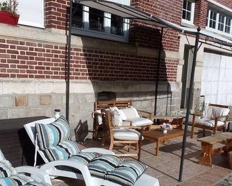 Spacious, quiet apartment on 1st floor with parking space - Beauquesne - Patio