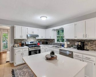 Ath - Sleeps 8 - 4 Beds - Fenced/Pet Friendly - Vtarn - Woodstock - Cocina