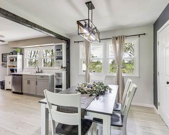 Dry Ridge Farmhouse with Hot Tub and Game Room! - Dry Ridge - Comedor