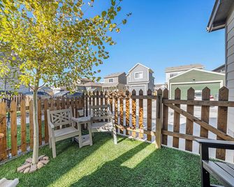 Hummingbird Haven-Prime location in South Longmont-sleeps 8,4beds,blocks to Rec - Longmont - Balkon