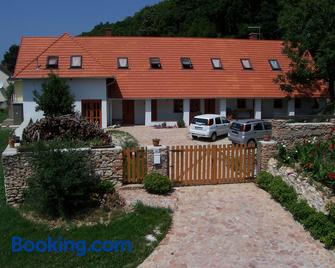 Bakonyi Apartmanhaz - Mokus Vendeglo Restaurant - Eplény - Building