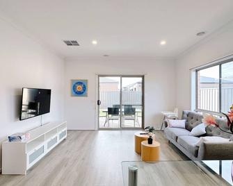 The Grove Townhouse By Goodlive - Tarneit - Living room
