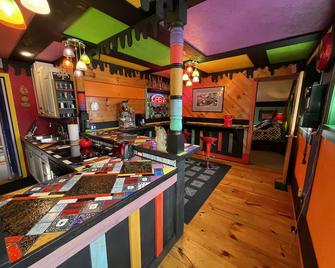 UPPER unit @ Looney Rooms in the heart of Ellicottville! - Ellicottville - Kitchen