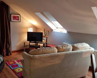 Stylish Loft Apt 2 single bedroom self catering - Antrim - Living room