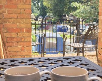 River Courtyard Apartment In The Heart Of Stneots - St. Neots