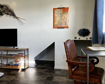Vermillion Vacation: A Comfy Home Away From Home - Pet Friendly - Kanab - Soggiorno