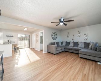The Hamilton - Hot Springs - Living room
