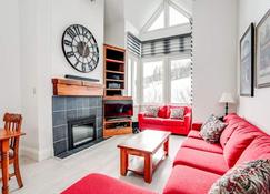 2 Bdrm Ski In/Ski Out Loft at Blue Mountain - The Blue Mountains - Living room