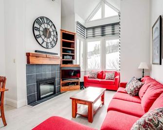 2 Bdrm Ski In Ski Out Loft at Blue Mountain - The Blue Mountains - Living room