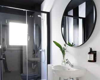 Black And White Hostel Palamós - Palamós - Salle de bain