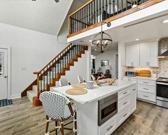 Solid Rock Retreat - New coastal gem! - Jamaica Beach - Cucina