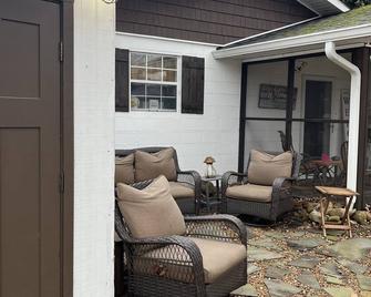 Country Cottage in the Beautiful Sequatchie Valley with a view of Whitwell Mtn. - Whitwell - Patio