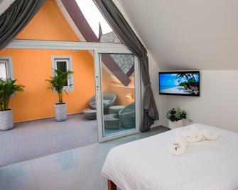 Sunset Emily Villas - Room 7b/3 - Double Bedroom With Terrace & Breakfast - Ko Chang - Habitación
