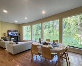 Campbell River 2 bedroom Fishing Lodge - River View - Campbell River - Dining room