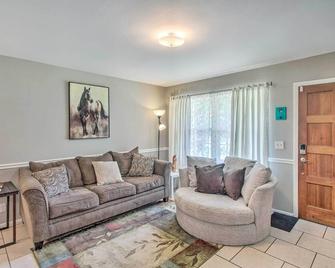 Pet-Friendly Brunswick Retreat with Gas Grill! - Brunswick - Living room