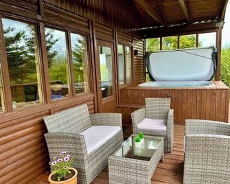 Beautiful And Cozy Cottage With Hot Tub Close To Snæfellsnes National Park - Borgarnes - Patio