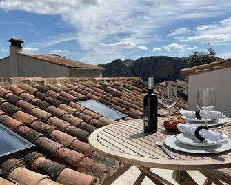 House No.45 is spectacularly built on the rock of El Tajo, Montejaque. - Montejaque - Balcón