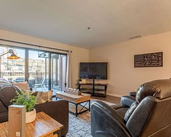 Renovated waterfront condo near the Pearl District - Portland - Living room
