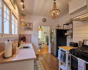 Wine Country Cottage in downtown Santa Rosa, CA - Santa Rosa - Kitchen