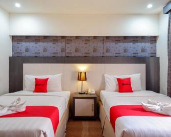 RedDoorz Plus near Hotel Benua Kendari - Kendari - Habitación