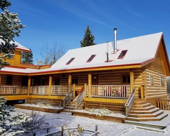 Beautiful And Comfortable Log Home With Mountain Views - Whitehorse - Building