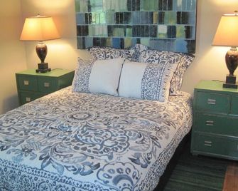 Quiet, Comfortable Cottage - Versailles - Bedroom