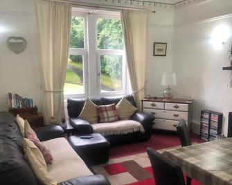 Captivating 2-Bed Apartment in Isle of Bute - Rothesay - Living room