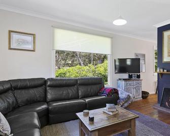 Avirgonia - Lorne - Living room