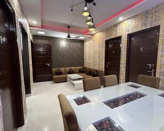 Entire 3bhk in Zirakpur-Panchkula-Chandigarh-Mohali - Zerakpur - Dining room