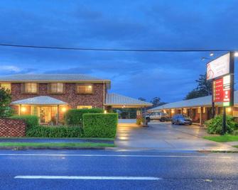 PET Friendly Standard Queen Bed room with Mineral Pool - Woolgoolga - Building