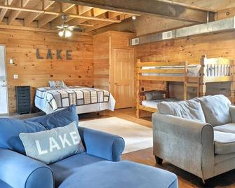 Makin' Waves on Silver Lake with sandy beach and dock - Belmont - Living room